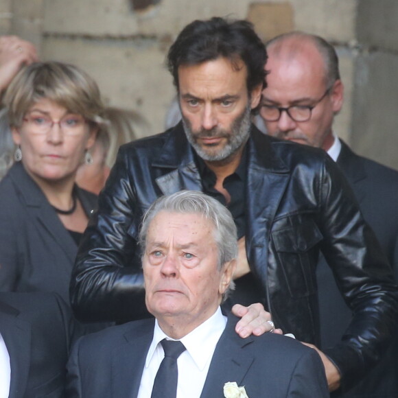 Alain Delon, Anthony Delon, le fils de Pascal Desprez - Sorties des obsèques de Mireille Darc en l'église Saint-Sulpice à Paris. Le 1er septembre 2017