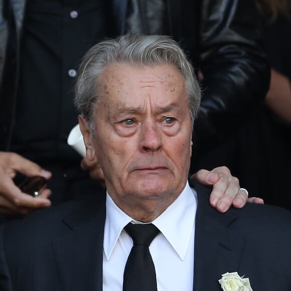 Mireille Darc repose depuis au cimetière du Montparnasse et non à Douchy, où elle a vécu de nombreuses années avec Alain Delon. 
Alain Delon - Sorties des obsèques de Mireille Darc en l'église Saint-Sulpice à Paris. Le 1er septembre 2017