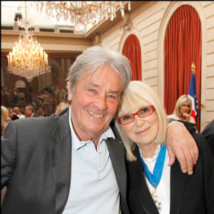 Alain Delon avait expliqué que l'une des raisons de cette rupture concernait le fait que l'actrice ne pouvait pas avoir d'enfant. 
Exclusif - Alain Delon, Mireille Darc - Cérémonie de remise des insignes de commandeur de l'ordre national du mérite à Mireille Darc au Palais de l'Elysée.