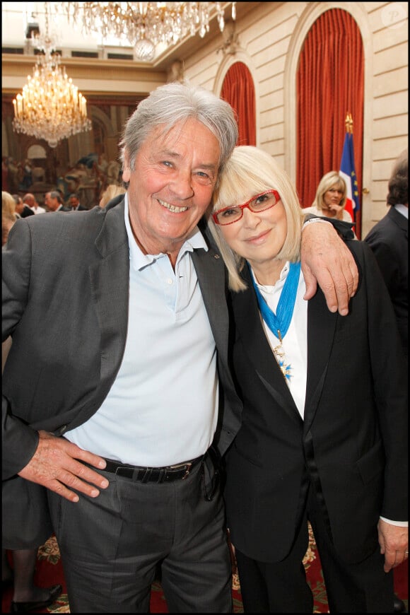 Alain Delon avait expliqué que l'une des raisons de cette rupture concernait le fait que l'actrice ne pouvait pas avoir d'enfant. 
Exclusif - Alain Delon, Mireille Darc - Cérémonie de remise des insignes de commandeur de l'ordre national du mérite à Mireille Darc au Palais de l'Elysée.