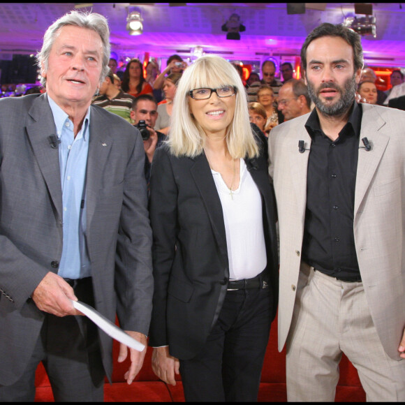 Ils ont joué ensemble dans d'autres films et ne se sont plus quittés pendant 15 ans avanr de se séparer en 1983.
Archive - Alain Delon, Mireille Darc, Anthony Delon - Enregistrement de l'émission "Vivement dimanche". © Guillaume Gaffiot/bestimage