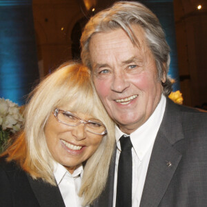 Alaine Delon et Mireille Darc ont formé l'un des couples les plus emblématiques du cinéma. 
Alain Delon et Mireille Darc - Gala Scopus Award organisé par l'université hébraïque de Jérusalem au Palais Brongniart.