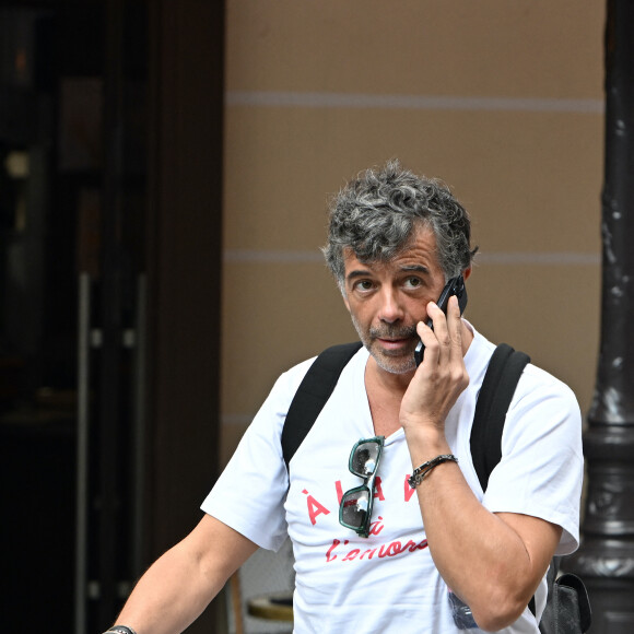 Exclusif - Stéphane Plaza lors de l'hommage à l'acteur Yannik Mazzilli (Scènes de ménages) au théâtre de la Renaissance à Paris, France, le 2 août 2024. 