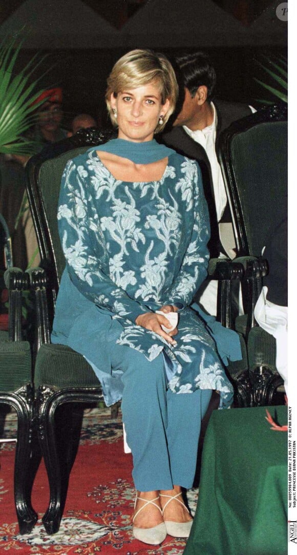 Lors de sa première invitation dans la demeure royale des Highlands en Écosse, ses comportements ont été passés au peigne fin par la famille royale afin de savoir si elle était véritablement une personne "de confiance".
Archives : Lady Diana