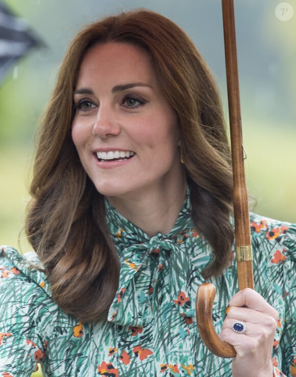 Ses parents Carole et Michael avaient également excellé au test puisque la mère de Kate avait même été raccompagnée au déjeuner par la reine Élisabeth II en personne, selon le Telegraph.
Catherine Kate Middleton, duchesse de Cambridge lors de la visite du Sunken Garden dédié à la mémoire de Lady Diana à Londres le 30 août 2017.