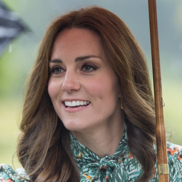 Ses parents Carole et Michael avaient également excellé au test puisque la mère de Kate avait même été raccompagnée au déjeuner par la reine Élisabeth II en personne, selon le Telegraph.
Catherine Kate Middleton, duchesse de Cambridge lors de la visite du Sunken Garden dédié à la mémoire de Lady Diana à Londres le 30 août 2017.