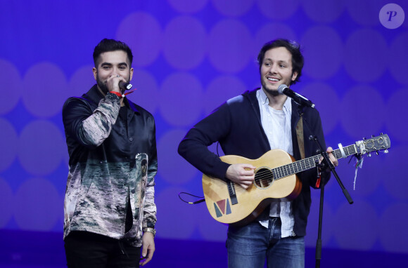 C'est nul autre que Vianney qui est l'auteur du texte de la chanson
 
Kendji Girac et Vianney (Vianney Bureau) Disneyland Paris a accueilli 300 enfants hospitalisés avec la Fondation Hôpitaux de Paris – Hôpitaux de France pour une journée inoubliable en compagnie de la Première Dame et présidente de la Fondation Hôpitaux de Paris – Hôpitaux de France, le parrain de l'Opération Pièces Jaunes 2020, la présidente de Disneyland Paris et d'autre personnalités à Marne-la-Vallée, France, le 29 janvier 2020. © Dominique Jacovides/Bestimage