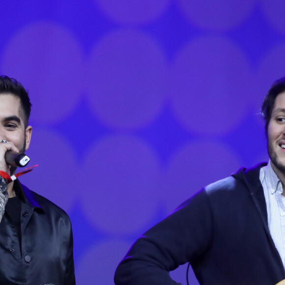 C'est nul autre que Vianney qui est l'auteur du texte de la chanson
 
Kendji Girac et Vianney (Vianney Bureau) Disneyland Paris a accueilli 300 enfants hospitalisés avec la Fondation Hôpitaux de Paris – Hôpitaux de France pour une journée inoubliable en compagnie de la Première Dame et présidente de la Fondation Hôpitaux de Paris – Hôpitaux de France, le parrain de l'Opération Pièces Jaunes 2020, la présidente de Disneyland Paris et d'autre personnalités à Marne-la-Vallée, France, le 29 janvier 2020. © Dominique Jacovides/Bestimage