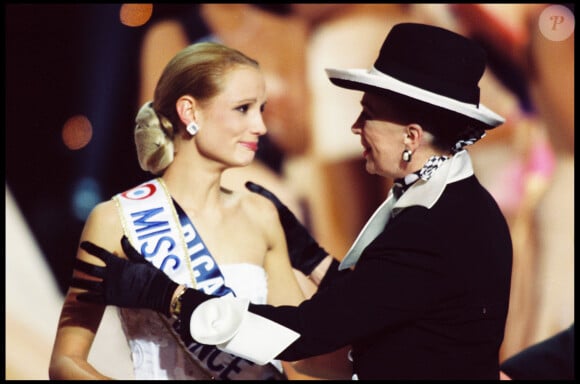 ARCHIVES - Elodie Gossuin est élue Miss France 2001 face à Geneviève de Fontenay au Grimaldi Forum à Monaco.