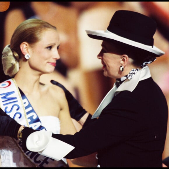 ARCHIVES - Elodie Gossuin est élue Miss France 2001 face à Geneviève de Fontenay au Grimaldi Forum à Monaco.