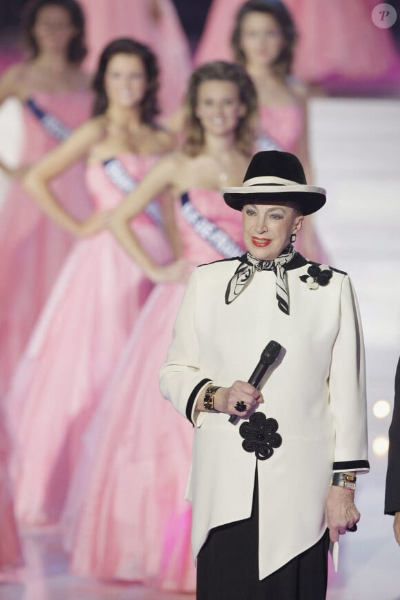 Ce vendredi 30 août 2024, l'incontournable dame au chapeau aurait célébré ses 91 ans. C'est l'été dernier, que l'ex-directrice du Comité Miss France a tiré son ultime révérance.
En France, au Puy du Fou, Portrait de Genevieve DE FONTENAY et lors de l'ELECTION DE MISS FRANCE 2009 . © Jean-Jacques Descamps / Bestimage 