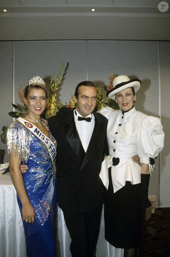 Archives - En France, à Paris, au CNIT à la Défense, dans les coulisses, Gaëlle Voiry MISS France 1990, Yves Lecoq et Geneviève de Fontenay en novembre 1990