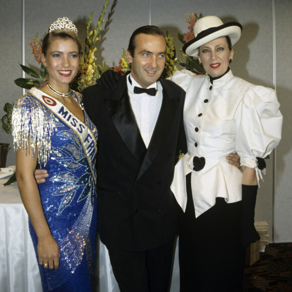 Archives - En France, à Paris, au CNIT à la Défense, dans les coulisses, Gaëlle Voiry MISS France 1990, Yves Lecoq et Geneviève de Fontenay en novembre 1990