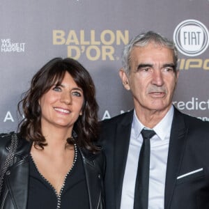 Où en sont les relations entre Estelle Denis et Raymond Domenech ?
 
Raymond Domenech et sa compagne Estelle Denis - Tapis rouge de la cérémonie du Ballon d'or France Football au Grand Palais à Paris, France. le Croate L.Modric remporte le trophée. © Cyril Moreau/Bestimage