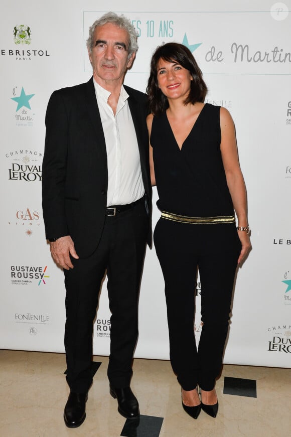 Raymond Domenech et sa compagne Estelle Denis lors de l'anniversaire des 10 ans de l'Etoile de Martin à l'hôtel Le Bristol à Paris. L'association soutient la recherche sur les cancers de l'enfant et offre des moments de plaisir et de détente à des enfants hospitalisés. Paris, le 30 mars 2017. © Guirec Coadic/Bestimage