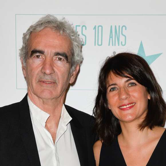 Raymond Domenech et sa compagne Estelle Denis lors de l'anniversaire des 10 ans de l'Etoile de Martin à l'hôtel Le Bristol à Paris. L'association soutient la recherche sur les cancers de l'enfant et offre des moments de plaisir et de détente à des enfants hospitalisés. Paris, le 30 mars 2017. © Guirec Coadic/Bestimage