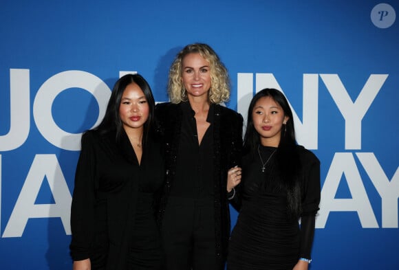 Laeticia Hallyday a publié une jolie déclaration à sa fille Jade qui a fêté son 20ème anniversaire
Laeticia Hallyday et ses filles Joy et Jade - Photocall du vernissage de l'exposition "Johnny Hallyday, l'exposition" au Palais des Expositions à Paris.