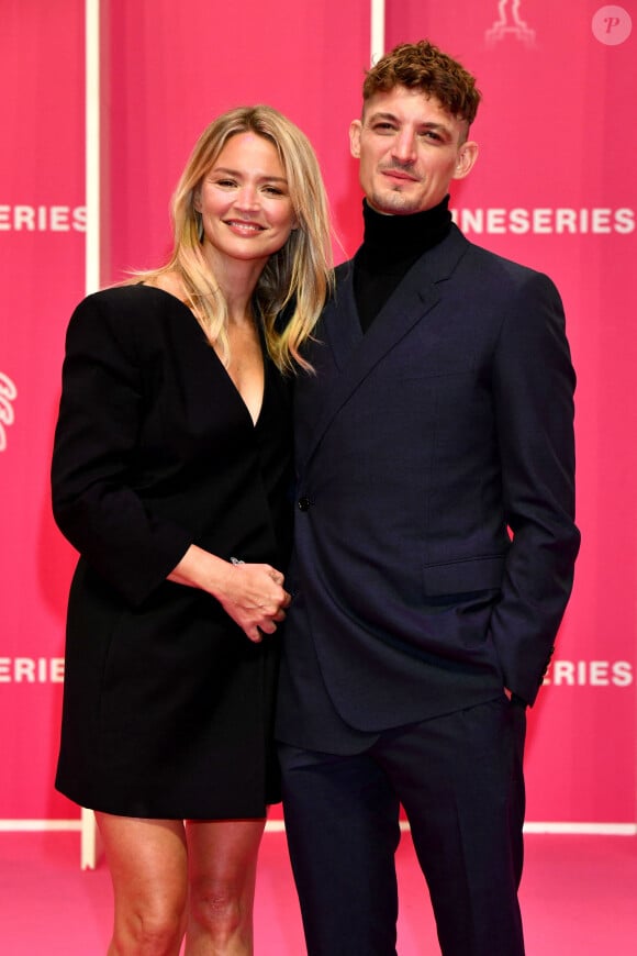 Virginie Efira et son compagnon Niels Schneider durant la seconde soirée du 4eme Canneseries au Palais des Festivals à Cannes, le 9 octobre 2021. Le festival se déroule jusqu'au 13 octobre. © Bruno Bebert / Bestimage  