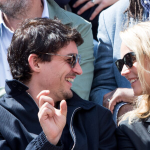 Virginie Efira et son compagnon Niels Schneider - Célébrités dans les tribunes des internationaux de France de tennis de Roland Garros à Paris, France, le 8 juin 2019. © Jacovides / Moreau/Bestimage 