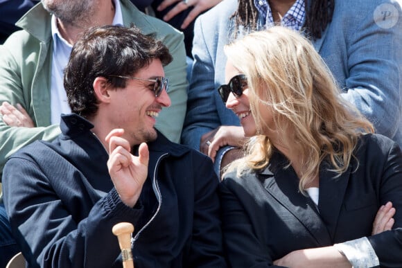 Virginie Efira et son compagnon Niels Schneider - Célébrités dans les tribunes des internationaux de France de tennis de Roland Garros à Paris, France, le 8 juin 2019. © Jacovides / Moreau/Bestimage 