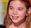 En larmes après sa chanson, la jeune fille a eu la chance de se faire réconforter par son nouveau mentor Claudio Capéo venu la prendre dans ses bras.
Louanne, The Voice Kids TF1