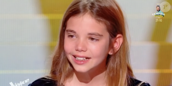 En larmes après sa chanson, la jeune fille a eu la chance de se faire réconforter par son nouveau mentor Claudio Capéo venu la prendre dans ses bras.
Louanne, The Voice Kids TF1