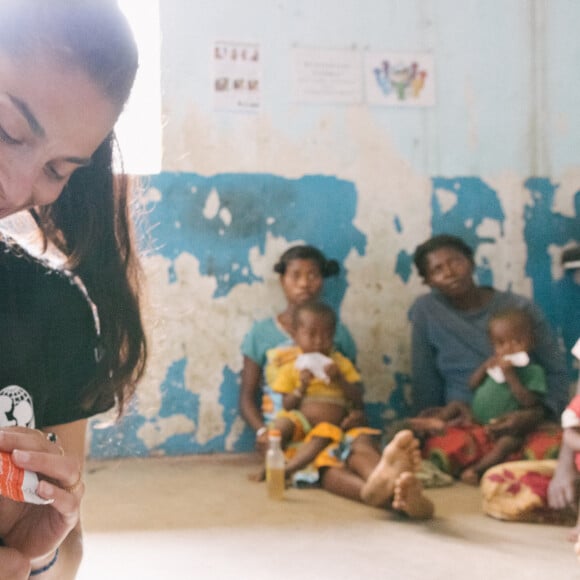 "Boire cette boisson est pour moi un rite que j'effectue avant chaque méditation. Vous pouvez aussi le boire pour ses nombreux bienfaits tout simplement" a-t-elle d'abord expliqué.
Tatiana Silva est en mission pour l'Unicef dans le sud de Madagascar en Avril 2023. Centre de santé de Sampiona, Vorila 8 mois, dans les bras de Tatiana prenant son traitement nutritif à base de pate d'arachides, le plumpy'nut jusqu'à ce qu'il récupère un poids normal pour son âge. © Arnaud Juherian / Unicef via Bestimage 