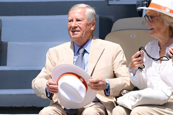 Alain Duhamel dans les tribunes lors du double mixte du tournoi des légendes des Internationaux de France de tennis de Roland Garros 2024 à Paris, le 7 juin 2024. 