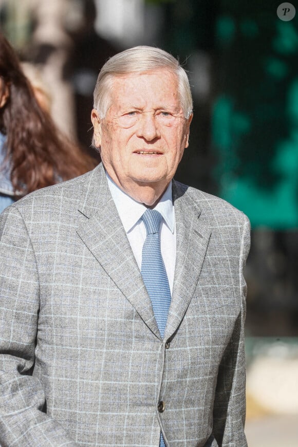 Alain Duhamel - Obsèques du journaliste Jean-Pierre Elkabbach au cimetière du Montparnasse dans le 14ème arrondissement de Paris, France, le 6 octobre 2023. © Christophe Clovis/Bestimage