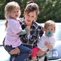 Jennifer Garner est tiraillée entre ses deux filles... Elle est perdue !
