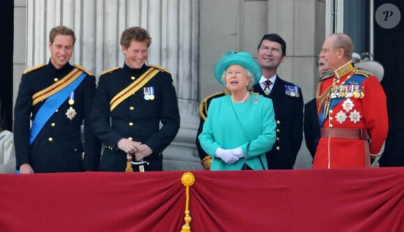 Le prince Philip, duc d'Edimbourg avec le Prince William et le Prince Harry ainsi que la reine Elizabeth II.