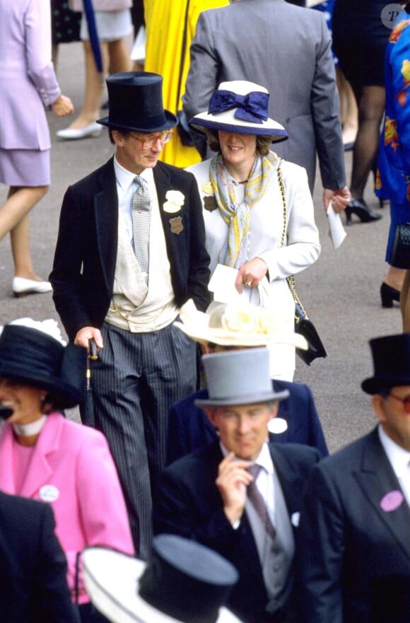 En juillet dernier, leur oncle Lord Robert Fellowes qui fut l'époux de Lady Jane Spencer, la soeur de Diana Spencer, est décédé à l'âge 82 ans. 
Archives - Angleterre Robert Fellowes et Lady Jane Spencer à l'hippodrome d'Ascot en 1997.