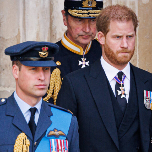 L'heure fut au recueillement pour les princes Harry et William. 
Le prince William, prince de Galles et Le prince Harry, duc de Sussex - Funérailles d'Etat de la reine Elizabeth II d'Angleterre, à Londres, Royaume Uni.