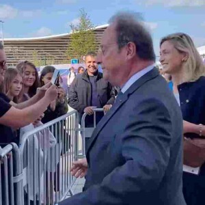 L'occasion pour eux de s'immortaliser avec des supporters et bénévoles !
Julie Gayet et François Hollande arrivant tous les deux au Stade de France ce mercredi 4 septembre 2024 dans le cadre des Jeux Paralympiques 2024, pour assister aux épreuves de Para athlétisme.