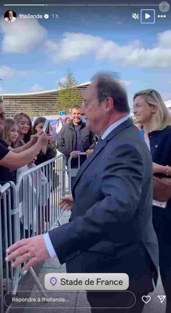 L'occasion pour eux de s'immortaliser avec des supporters et bénévoles !
Julie Gayet et François Hollande arrivant tous les deux au Stade de France ce mercredi 4 septembre 2024 dans le cadre des Jeux Paralympiques 2024, pour assister aux épreuves de Para athlétisme.