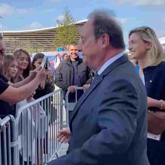 L'occasion pour eux de s'immortaliser avec des supporters et bénévoles !
Julie Gayet et François Hollande arrivant tous les deux au Stade de France ce mercredi 4 septembre 2024 dans le cadre des Jeux Paralympiques 2024, pour assister aux épreuves de Para athlétisme.