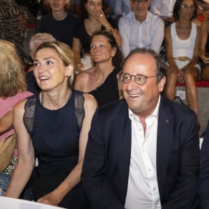 Exclusif - Julie Gayet et son mari François Hollande, Jean-Pierre Jouyet et sa femme - Personnalités au spectacle "Simone Veil, Les combats d'une effrontée" lors du 40ème Festival de Ramatuelle. Le 4 août 2024 © Cyril Bruneau / Festival de Ramatuelle / Bestimage 