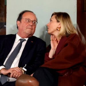 François Hollande et sa femme Julie Gayet assistent au match opposant C. Alcaraz à S. Tsitsipas lors des Internationaux de France de tennis de Roland Garros 2024 à Paris le 4 juin 2024. © Jacovides-Moreau/Bestimage 