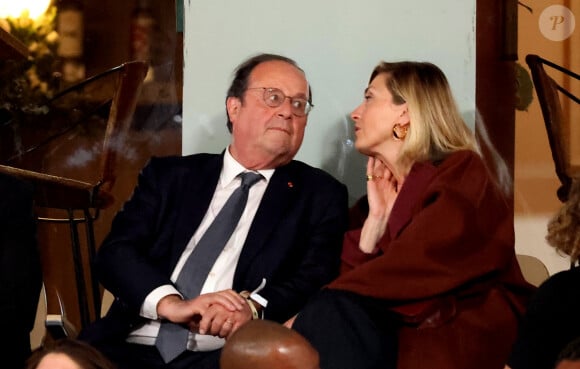 François Hollande et sa femme Julie Gayet assistent au match opposant C. Alcaraz à S. Tsitsipas lors des Internationaux de France de tennis de Roland Garros 2024 à Paris le 4 juin 2024. © Jacovides-Moreau/Bestimage 