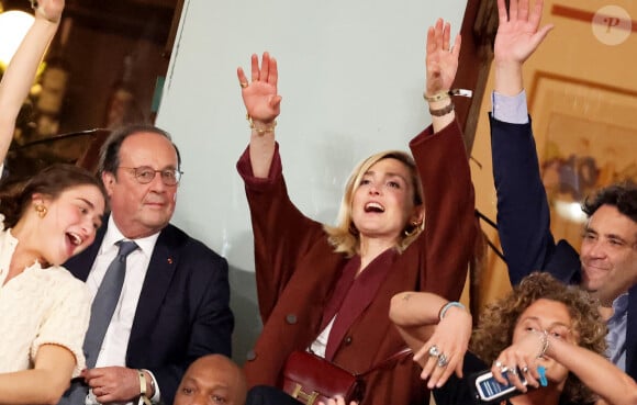 François Hollande et sa femme Julie Gayet assistent au match opposant C. Alcaraz à S. Tsitsipas lors des Internationaux de France de tennis de Roland Garros 2024 à Paris le 4 juin 2024. © Jacovides-Moreau/Bestimage 