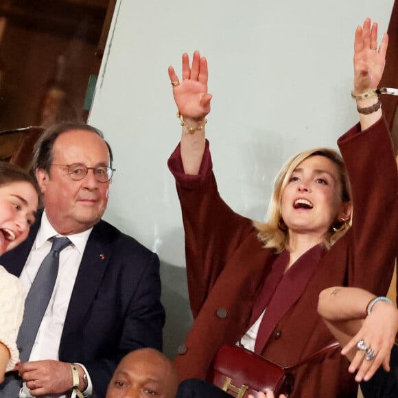 François Hollande et sa femme Julie Gayet assistent au match opposant C. Alcaraz à S. Tsitsipas lors des Internationaux de France de tennis de Roland Garros 2024 à Paris le 4 juin 2024. © Jacovides-Moreau/Bestimage 