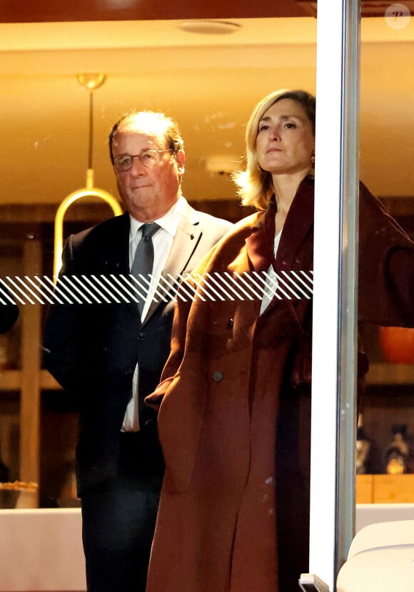 François Hollande et sa femme Julie Gayet assistent au match opposant C. Alcaraz à S. Tsitsipas lors des Internationaux de France de tennis de Roland Garros 2024 à Paris le 4 juin 2024. © Jacovides-Moreau/Bestimage 