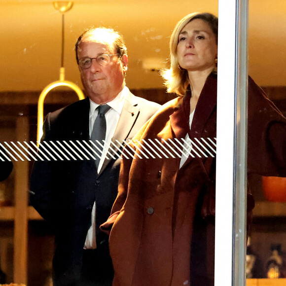 François Hollande et sa femme Julie Gayet assistent au match opposant C. Alcaraz à S. Tsitsipas lors des Internationaux de France de tennis de Roland Garros 2024 à Paris le 4 juin 2024. © Jacovides-Moreau/Bestimage 