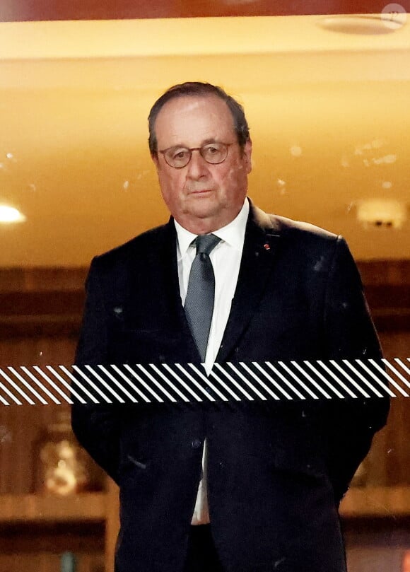 François Hollande et sa femme Julie Gayet assistent au match opposant C. Alcaraz à S. Tsitsipas lors des Internationaux de France de tennis de Roland Garros 2024 à Paris le 4 juin 2024. © Jacovides-Moreau/Bestimage 