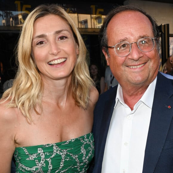 A rappeler que le couple est féru de sport. Notamment de rugby !
Julie Gayet et son mari François Hollande lors du 15ème festival du film francophone de Angoulême (jour 4) au cinéma CGR à Angoulême, France, le 26 août 2022. © Coadic Guirec/Bestimage 