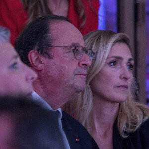 Exclusif - Julie Gayet marraine de la soirée et son mari François Hollande, ancien Président au diner de gala au profit de la lutte contre le cancer du sein organisée par l'association Courir pour elles au château de Chapeau Cornu, le 08 octobre 2021, à Vignieu dans l'Isère, France. © Sandrine Thesillat / Panoramic / Bestimage