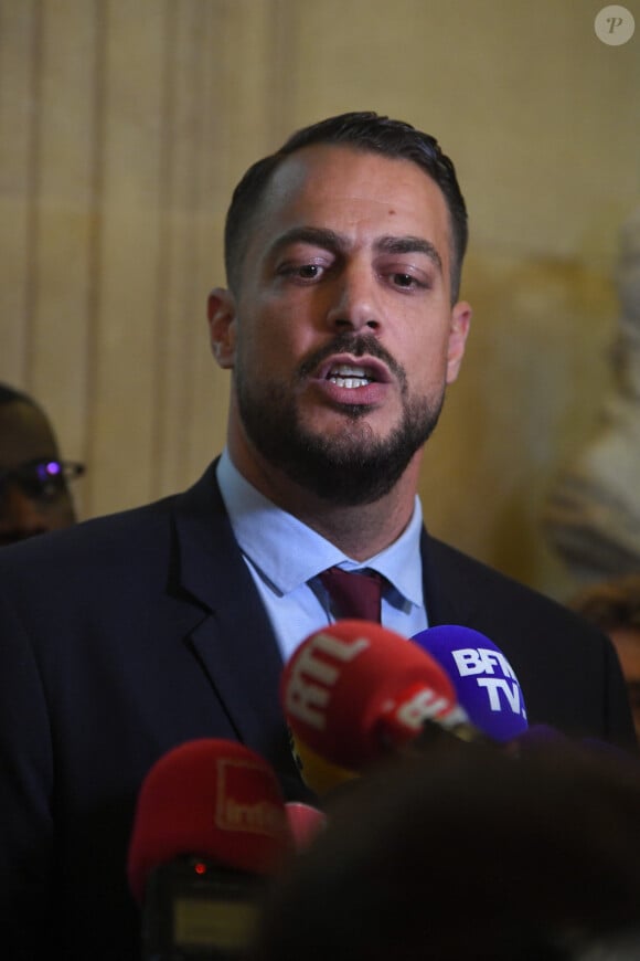 Le député LFI Sébastien Delogu prends la parole devant les journalistes après avoir brandi un drapeau Palestinien dans l'hémicycle provoquant une suspension de séance lors des Questions au Gouvernement à l'Assemblée nationale à Paris, FRance, le 28 mai 2024. © Lionel Urman/Bestimage 