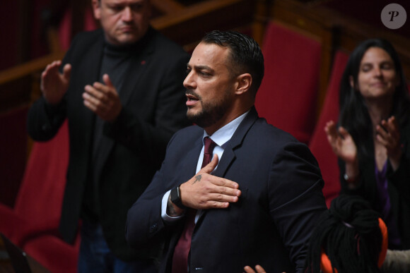 Alors que le ministre Franck Riester avait la parole le député LFI Sébastien Delogu a brandi un drapeau Palestinien provoquant une interruption de séance lors des Questions au Gouvernement à l'Assemblee nationale à Paris, France, le 28 mai 2024. © Lionel Urman/Bestimage 