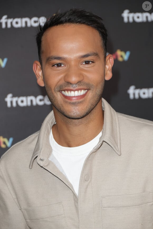 Mohamed Bouhafsi au photocall de la conférence de presse de rentrée de France Télévisions à Paris, France, le 4 septembre 2024. © Coadic Guirec/Bestimage