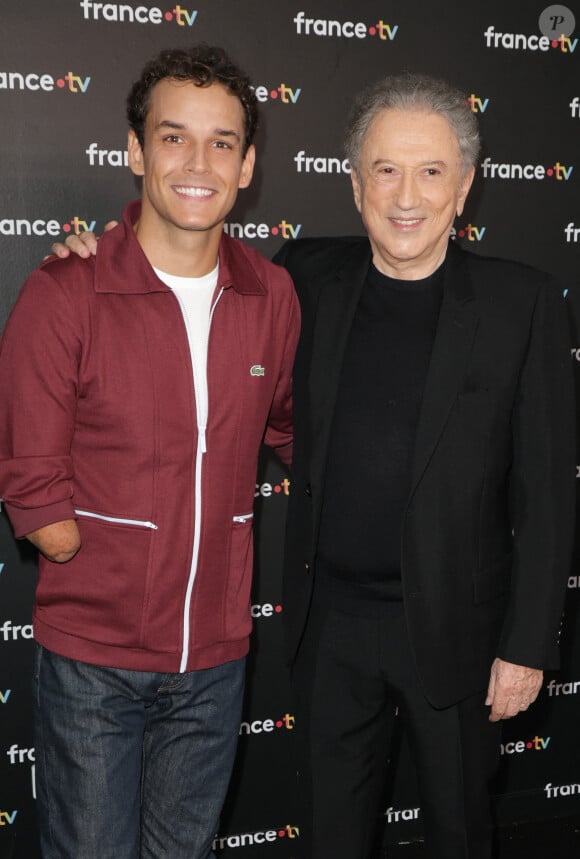 Tout comme Théo Curin et Michel Drucker
Théo Curin et Michel Drucker au photocall de la conférence de presse de rentrée de France Télévisions à Paris, France, le 4 septembre 2024. © Coadic Guirec/Bestimage